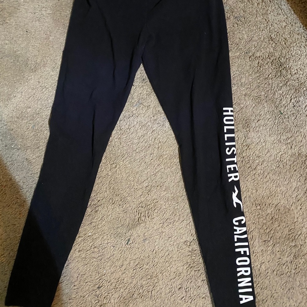 super cute hollister leggings!